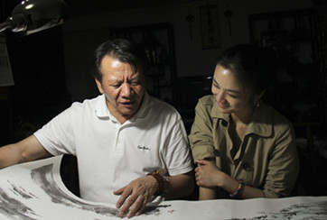 汤余铭与女儿汤唯共赏画作