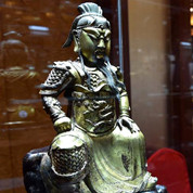 拍品铜鎏金关公像