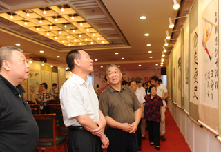 新华社副社长龙新南同志观看展览