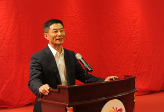 新华社秘书长刘正荣为展览致辞