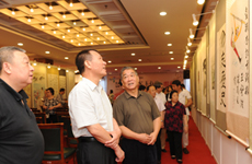 新华社副社长龙新南同志观看展览