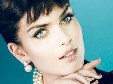 赫本香奈儿鲍伊 超模写真大片致敬时代偶像