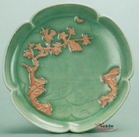 青釉露胎堆塑月影梅纹葵口盘