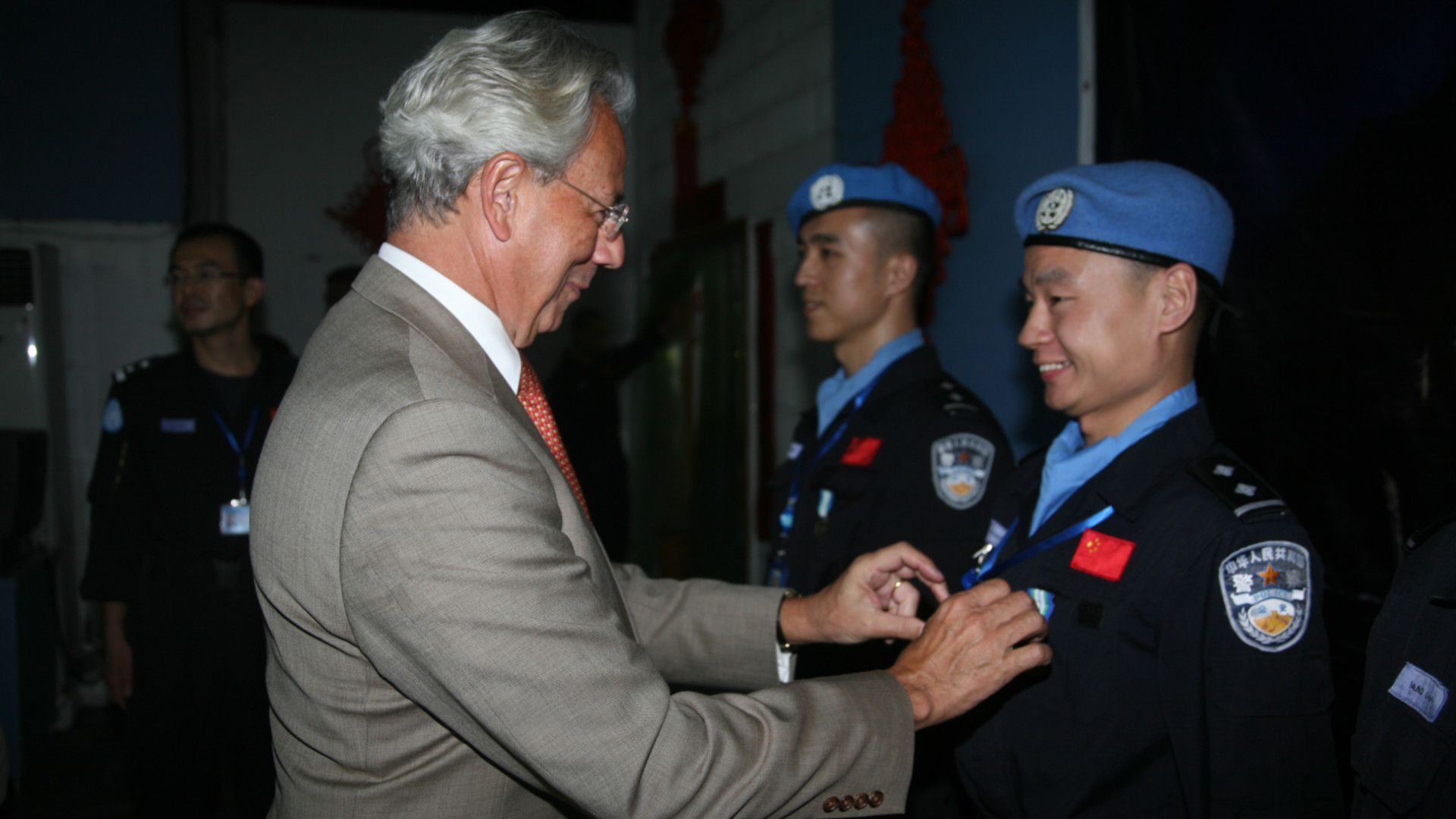 原联合国秘书长首席特别副代表路易斯·卡洛斯·达科斯塔先生为中国维和警察佩戴和平勋章。