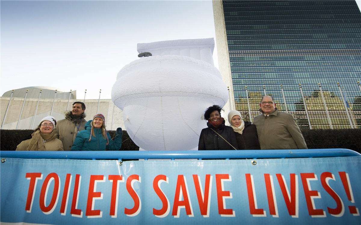 “世界厕所日”，联合国总部大楼前的口号条幅
