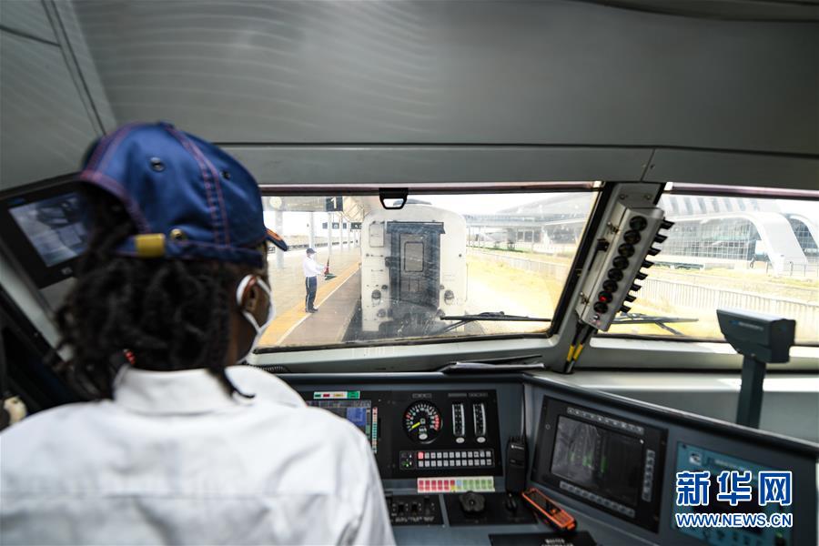 （国际·图文互动）（12）通讯：蒙内铁路上的异国师徒情