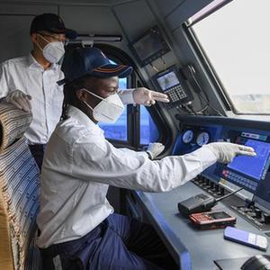 （国际·图文互动）（11）通讯：蒙内铁路上的异国师徒情