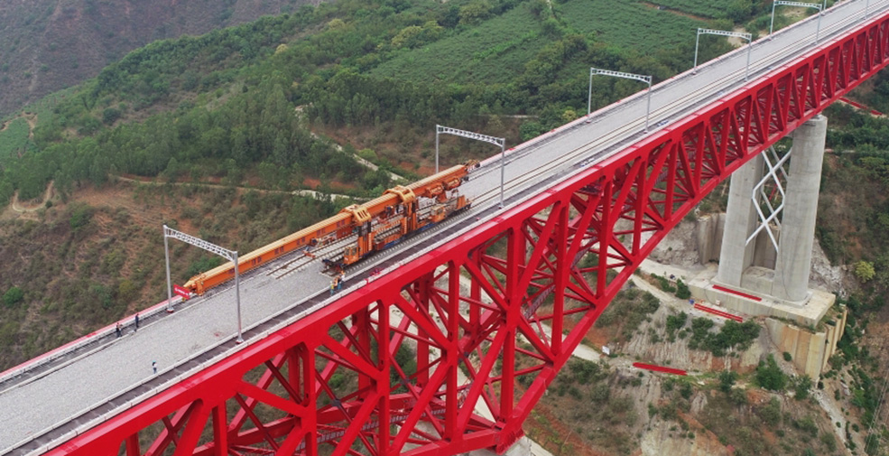 中老铁路全线铺轨完成