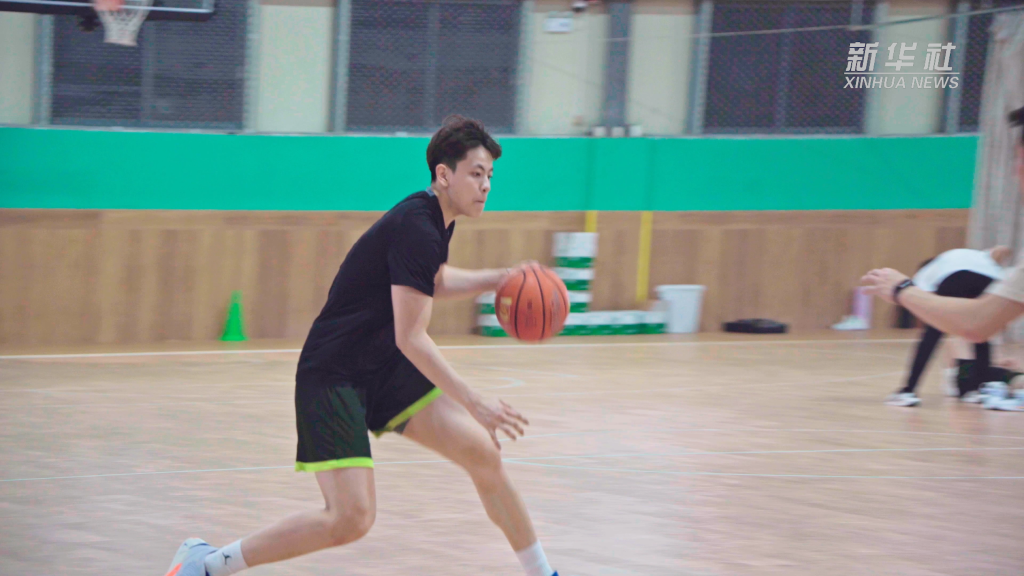 全运会广东女篮夺冠 杨力维与杨舒予拥抱_中国女篮杨力维杨舒予_杨力维篮球情缘