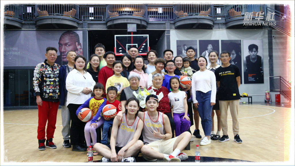 中国女篮杨力维杨舒予_全运会广东女篮夺冠 杨力维与杨舒予拥抱_杨力维篮球情缘