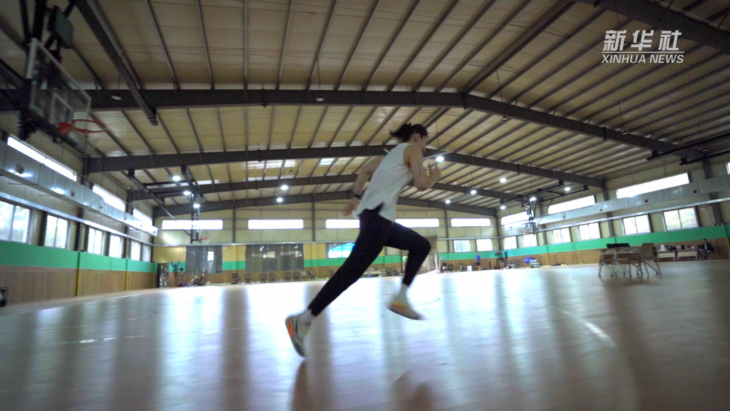 杨力维篮球情缘_中国女篮杨力维杨舒予_全运会广东女篮夺冠 杨力维与杨舒予拥抱