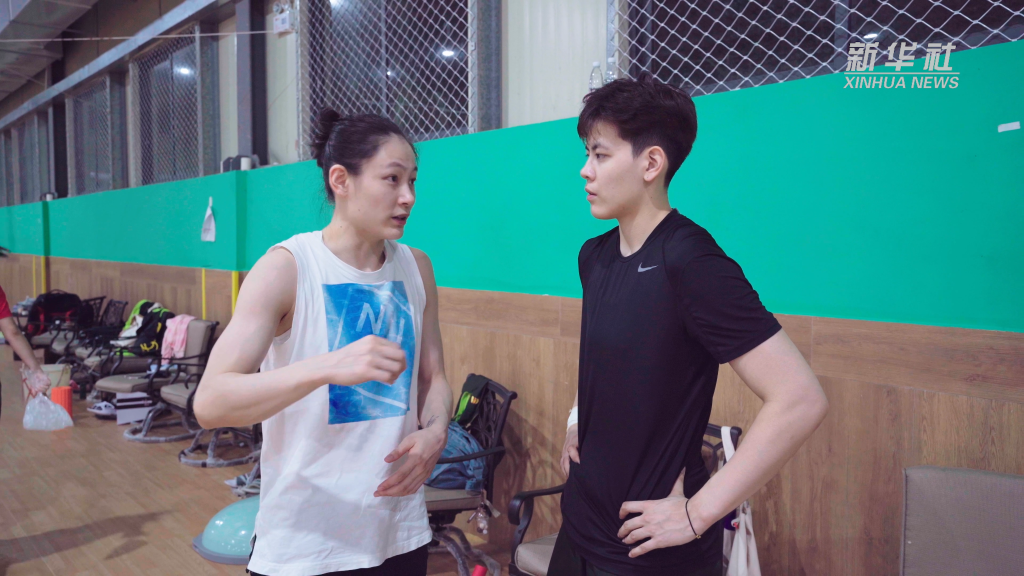 杨力维篮球情缘_全运会广东女篮夺冠 杨力维与杨舒予拥抱_中国女篮杨力维杨舒予