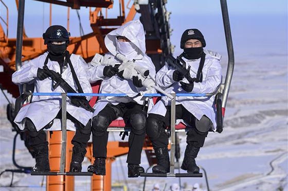 新疆乌鲁木齐特警在冬运会赛场举行应急处突演练