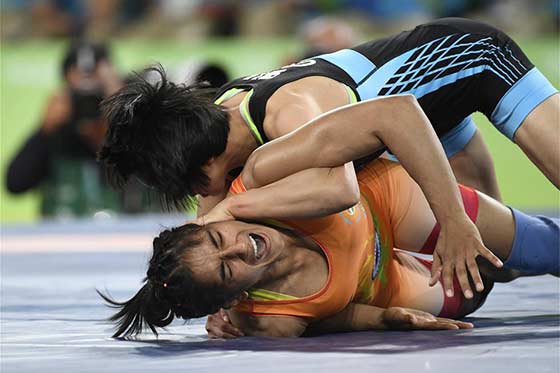 摔跤印度选手在比赛中受伤