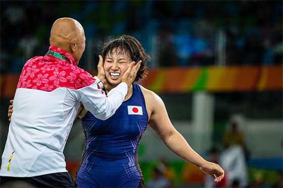 女子自由式摔跤69公斤级：日本选手夺冠