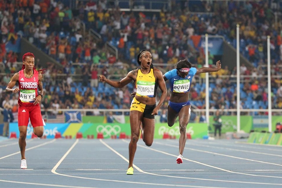 女子田径200米：牙买加选手汤普森夺冠