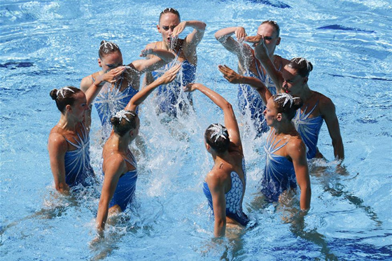 俄罗斯队获花样游泳集体自由自选决赛金牌