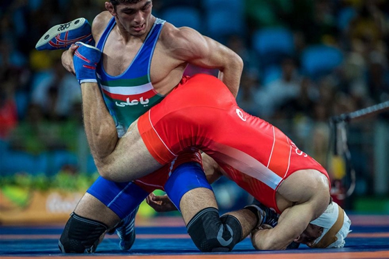 男子自由式摔跤74公斤级：伊朗选手夺冠