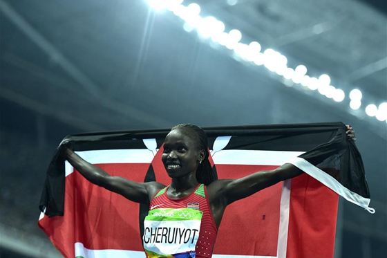女子田径5000米：肯尼亚选手切鲁约特夺冠