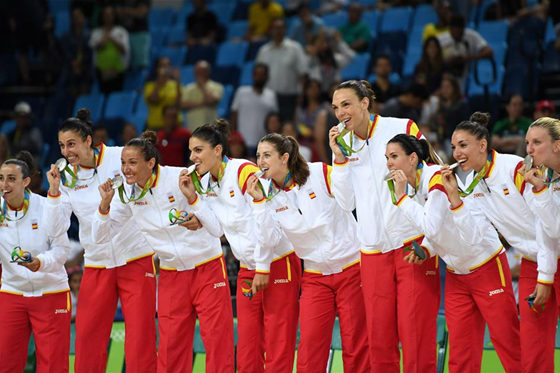 西班牙女队获得篮球银牌