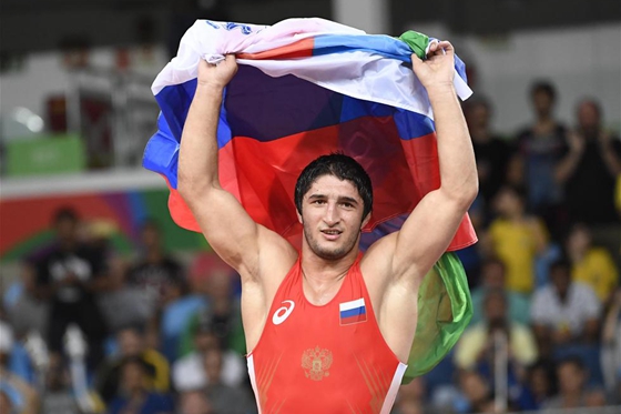 男子自由式摔跤86公斤级：俄罗斯选手夺冠