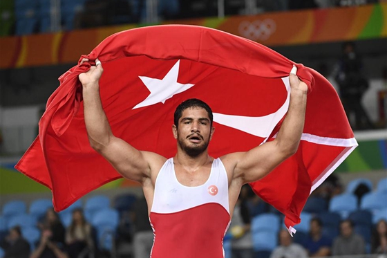 男子自由式摔跤125公斤级：土耳其选手夺金