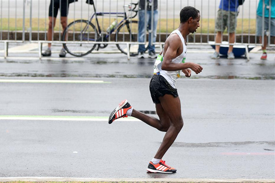 男子马拉松决赛：难民代表团选手完赛