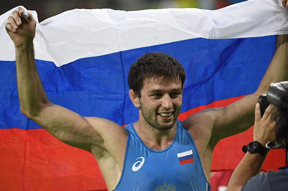 男子自由式摔跤65公斤级：俄罗斯选手夺冠