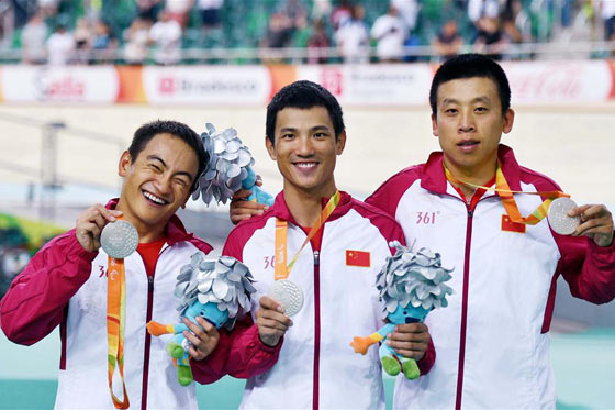 中国队获得混合C1-5级750米团体竞速赛银牌