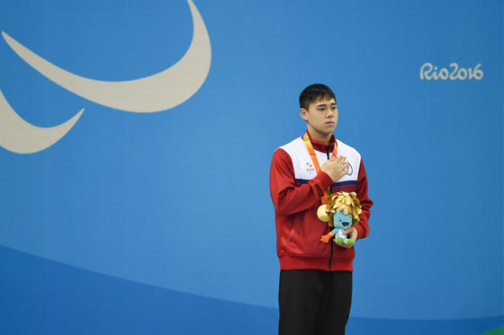 邓韦乐为中国香港代表团夺得首金