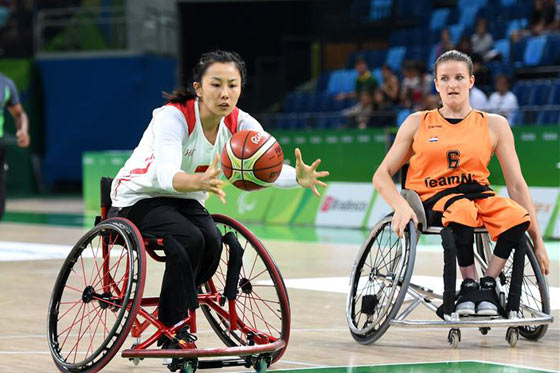 中国女子轮椅篮球队不敌荷兰队