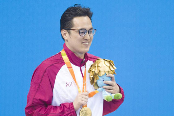 周聪获男子100米仰泳S8级冠军