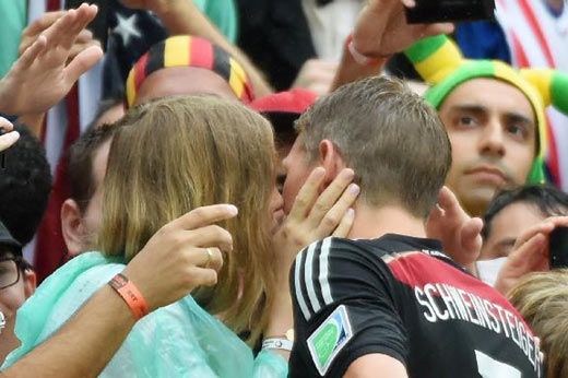 德国队球员赛后与女友亲吻