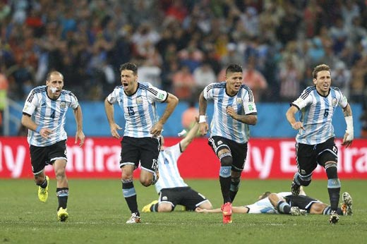 喜：阿根廷队员狂奔庆祝