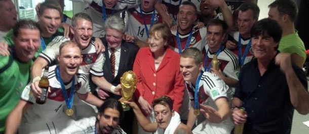 德国总理默克尔与队员庆祝夺冠