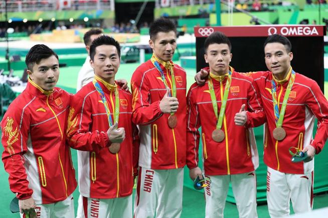 中国队获体操男团铜牌