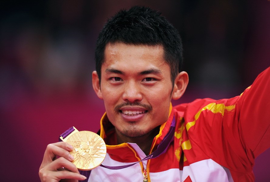 中国羽毛球运动员为夺金前进