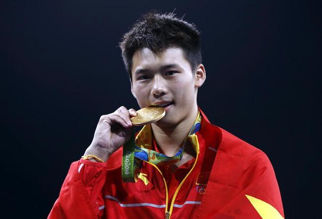 陈艾森获得跳水男子十米跳台冠军