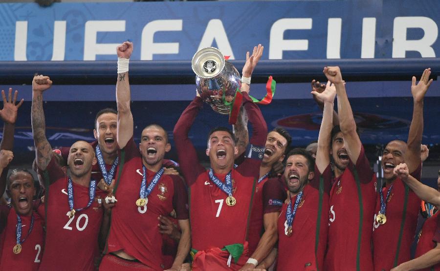 葡萄牙队首次问鼎欧锦赛