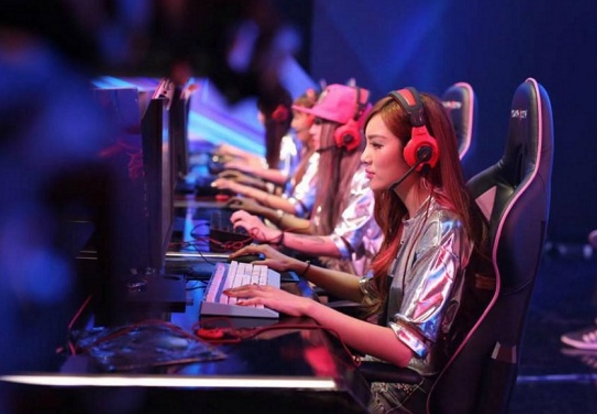 都说电竞职业选手已迎来春天，但她们为何仍举步维艰