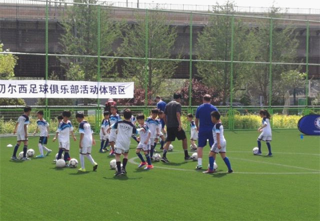 亚足联“欢乐足球快乐家庭日”上的“盒子足球”你见过吗？