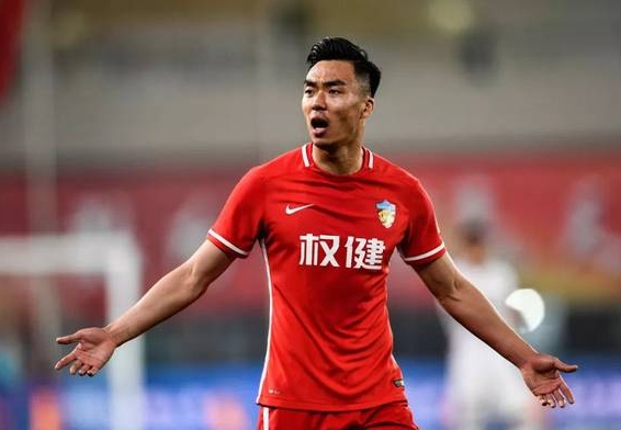 赵旭日回应对国足队员身材的质疑：体脂率11%，不清楚什么是“白斩鸡”