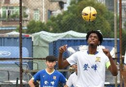 广州街道里的非洲足球小队长