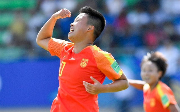 在美国大学追逐足球梦想的小“铿锵玫瑰”