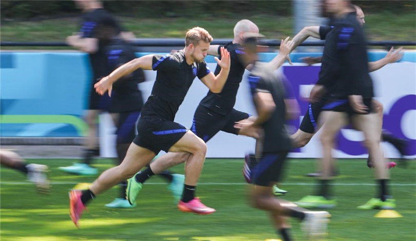 欧锦赛：荷兰队备战第二轮小组赛