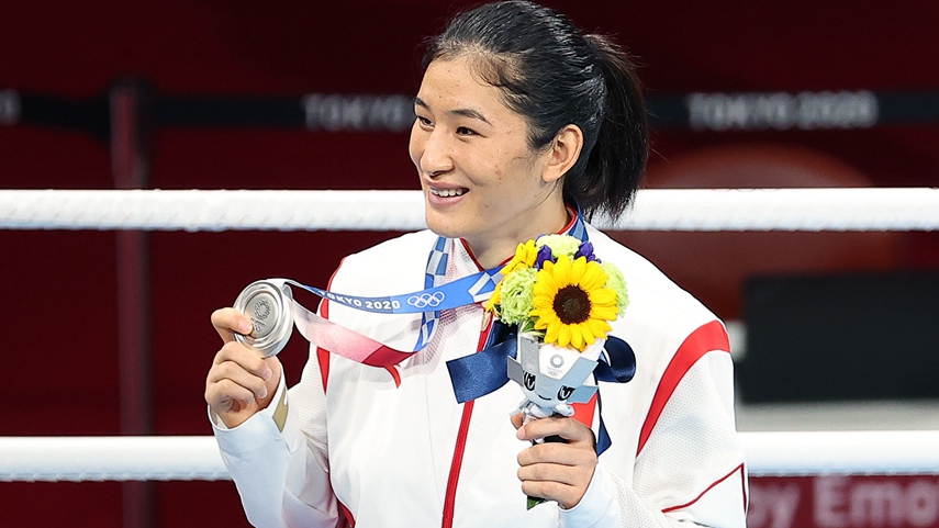 拳击女子75公斤级：中国选手李倩获得银牌