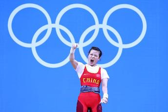 中国选手王明娟获得女子48公斤级举重冠军