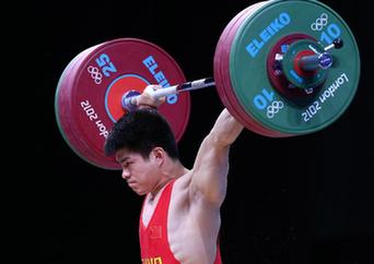 举重69公斤级：林清峰夺冠