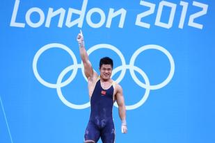 中国选手吕小军夺男子举重77公斤级金牌 破纪录