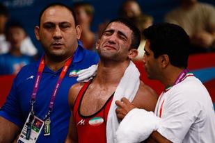 男子摔跤60公斤级：男儿有泪也轻弹